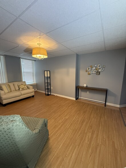 Building Photo - 147 S Main St