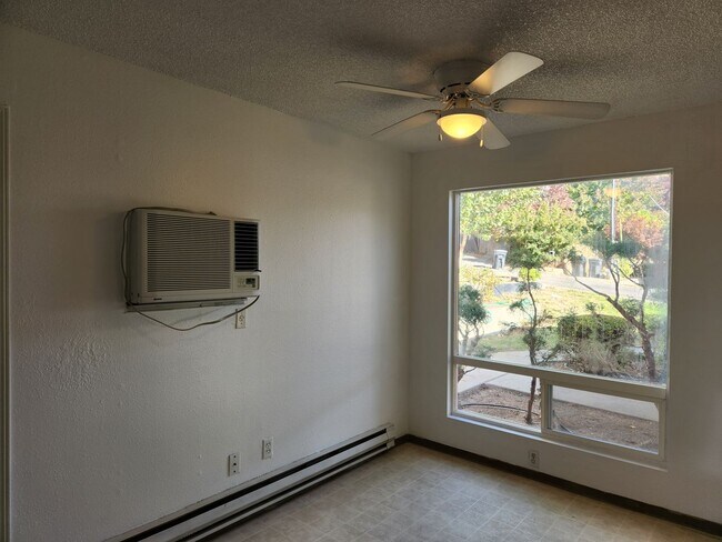Building Photo - Selah 3br 1ba duplex with carport and WATE...
