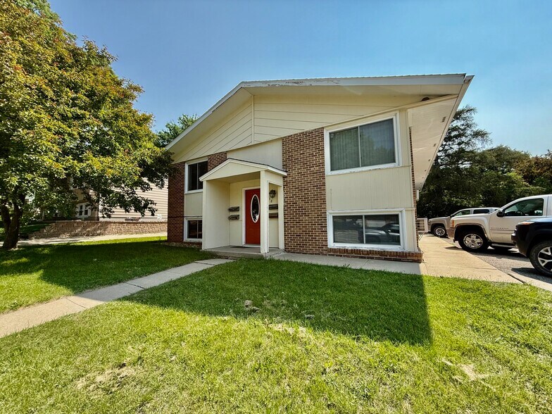 Building Photo - 818 5th St NW