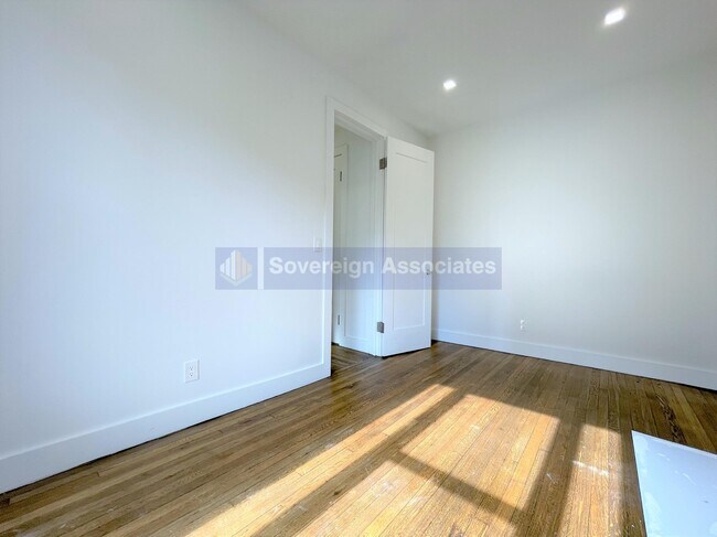 Building Photo - 45 Tiemann Pl