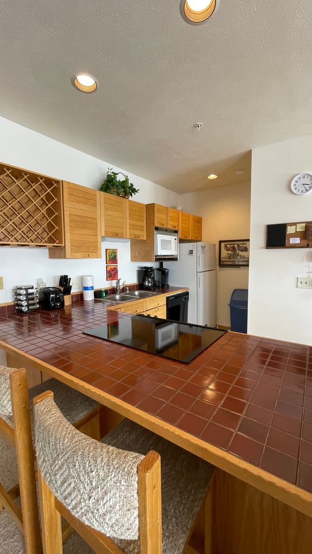 Building Photo - Sunny Bright 2 BDR 2 Bath Condo with Views