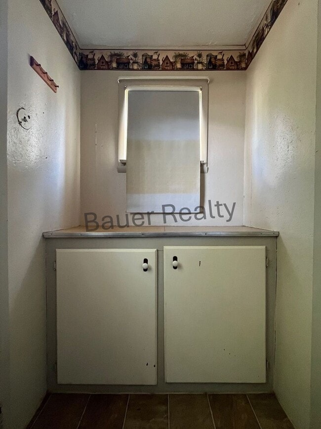 Building Photo - Three Bedroom Near Brookside Park