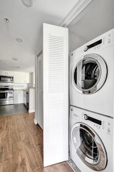 Building Photo - 520 SE 5 Ave