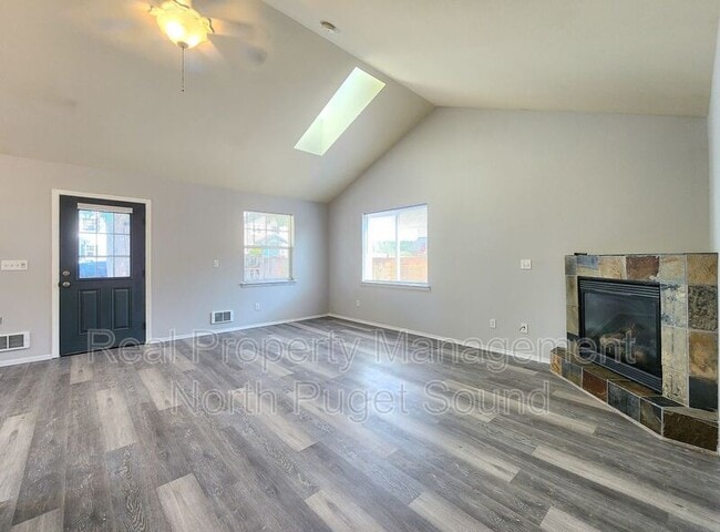 Building Photo - 112 N Gifford Ave