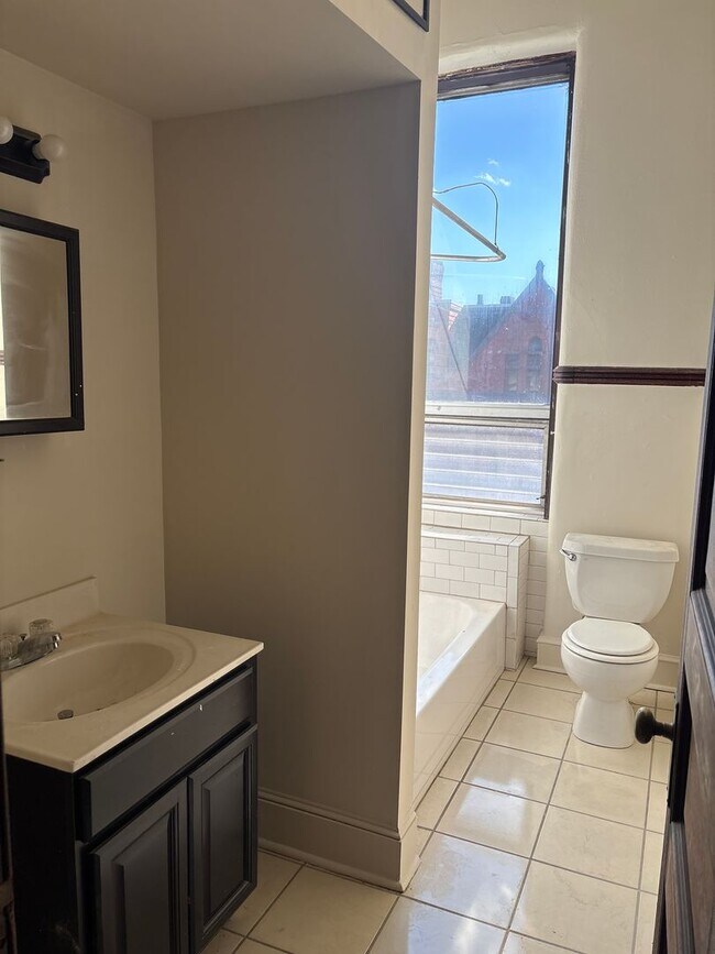 Building Photo - Modern Spacious Studio Apartment in the Rosenmiller Building in Downtown York City!