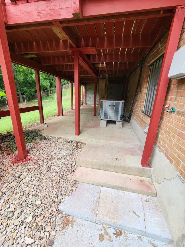 Building Photo - 3 Bedroom, 2 Bathroom Home