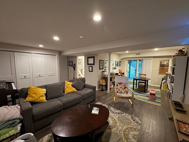 Building Photo - Fantastic 5 Bed 3 Bath Single Family Home ...
