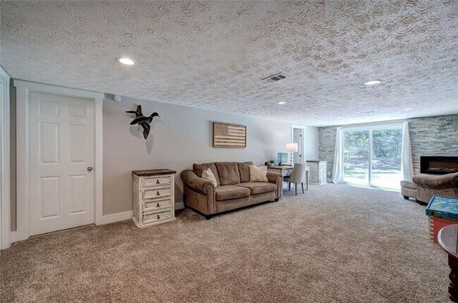 Building Photo - 3410 Holliglen Dr