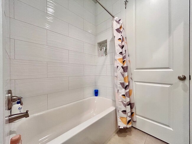 Building Photo - 930 E 54th St