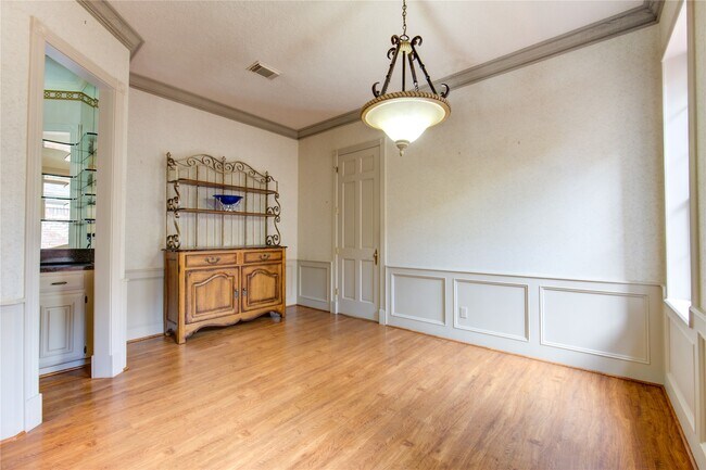 Building Photo - 2510 Potomac Dr