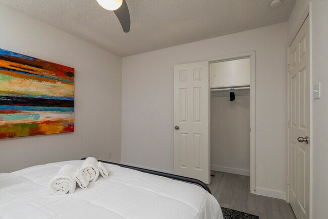 Building Photo - 420 Wilshire Dr