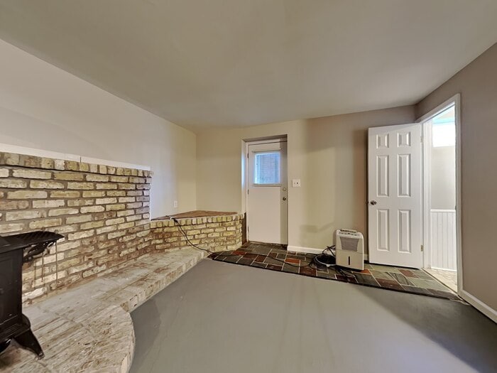 Building Photo - 657 Shore Dr