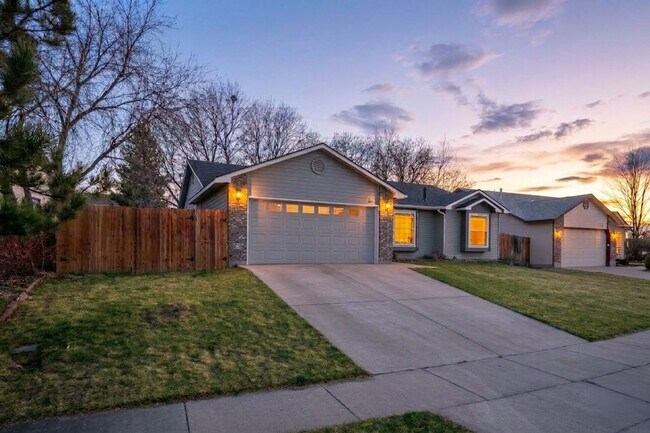 Building Photo - GREAT LOCATION - 3bd/2ba Home w/Room to Park Your Toys!