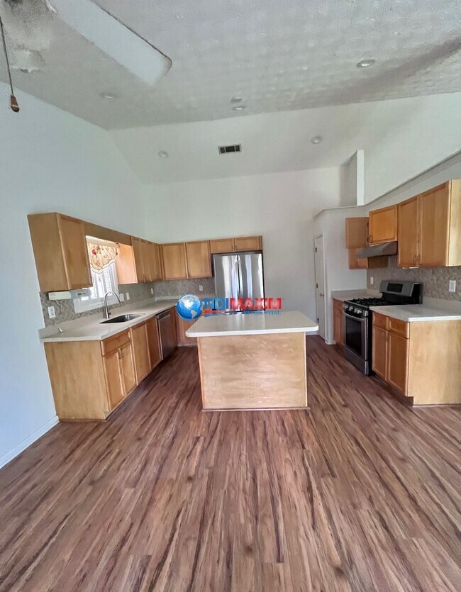 Building Photo - Spacious ranch in the DISCOVERY cluster in...