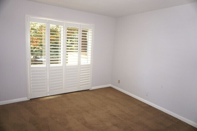 Building Photo - Beautifully Updated Condo in Great Mountai...