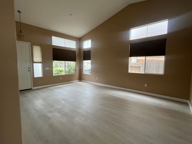 Building Photo - Beautiful Home In Oxnard