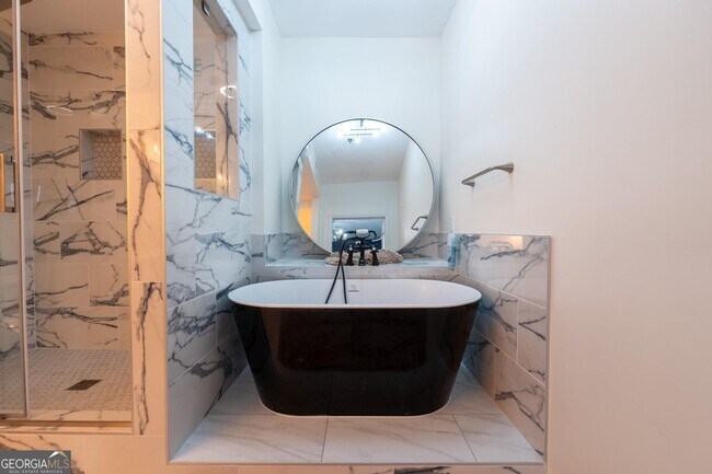 Building Photo - 2161 Peachtree Rd NE