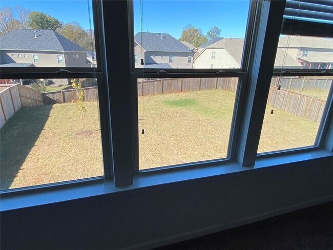 Building Photo - 5650 Mirror Lake Dr