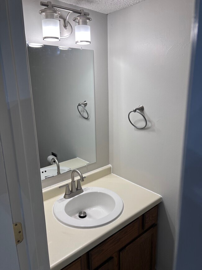 Main level 1/2 bath - 1274 Greenbriar Ct