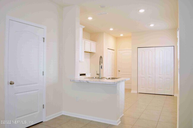 Building Photo - 9543 Star Dr