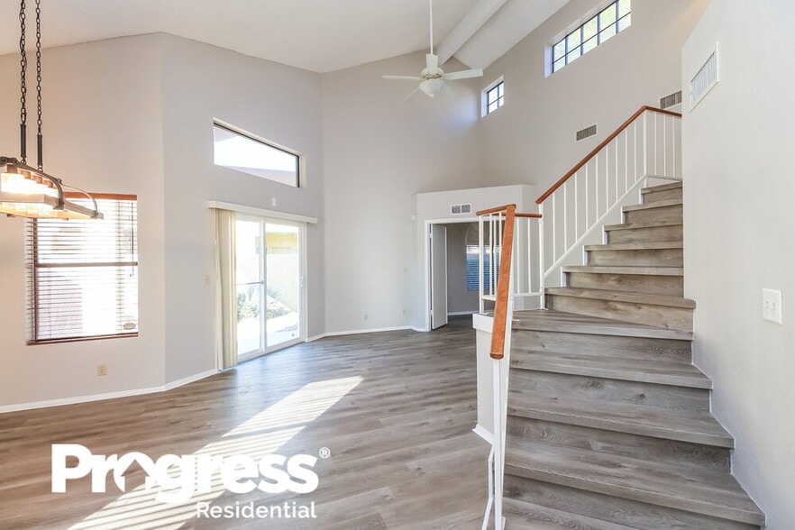 Building Photo - 1041 E Sunburst Ln