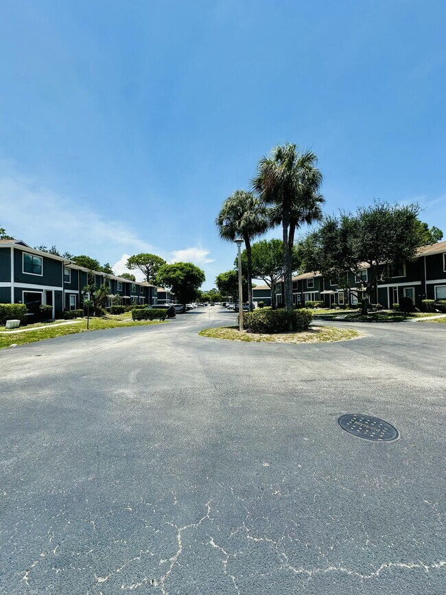 Building Photo - 850 Hill Dr