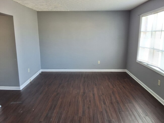 Building Photo - 1221 Clear Ridge Ln