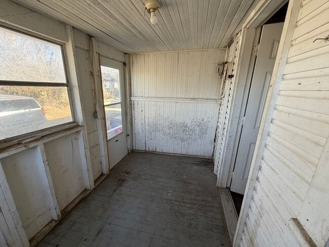 Building Photo - Spacious Duplex