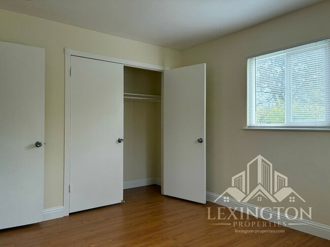 Building Photo - Wonderful, 3BD/2BA, Home off Bell St. and ...