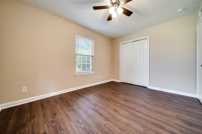 Building Photo - 1184 Meadowview Dr
