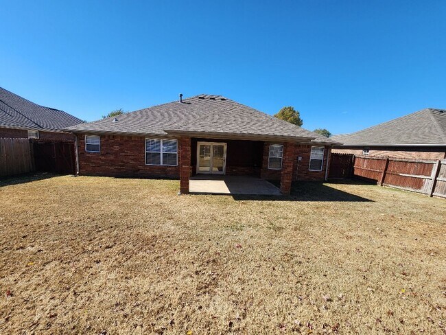 Building Photo - Stunning 3-Bedroom Single Family Located In Champion Estates!