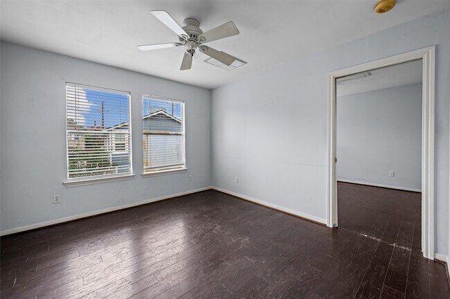 Building Photo - 2142 Sul Ross St