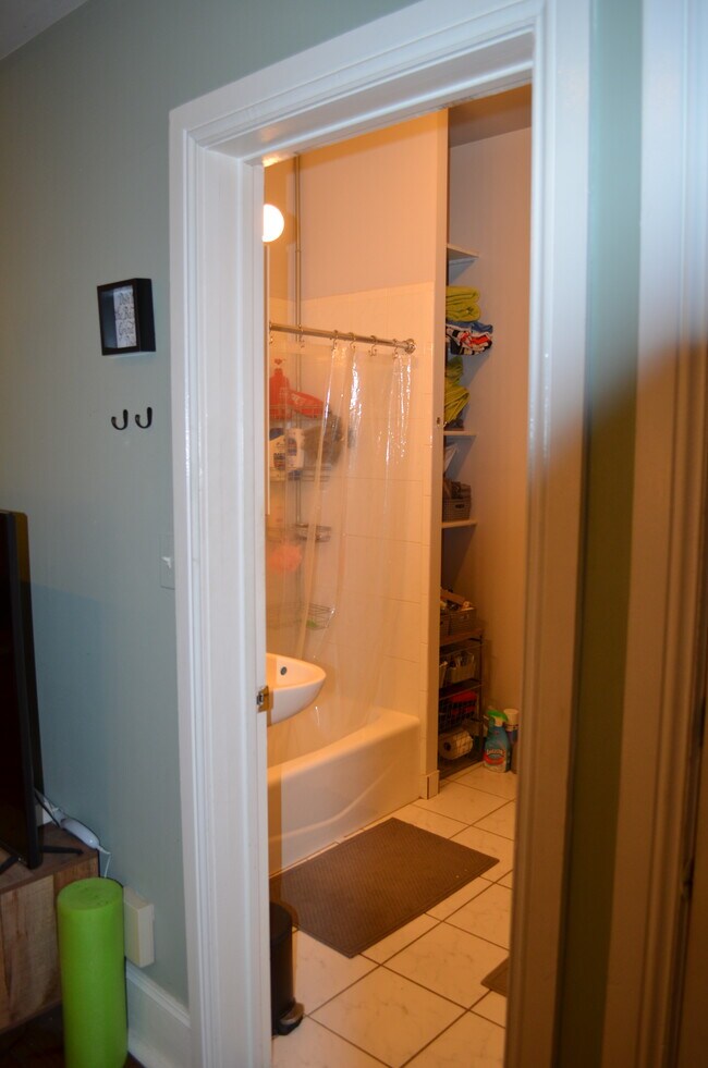 Building Photo - 1002 N Wolcott Ave