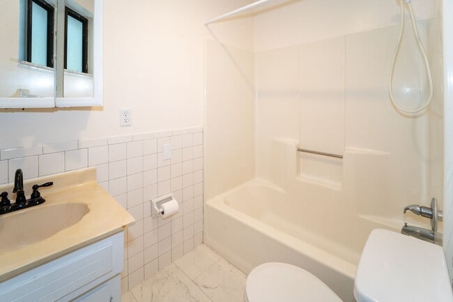 Building Photo - 3/2 Single-Family Shores Home