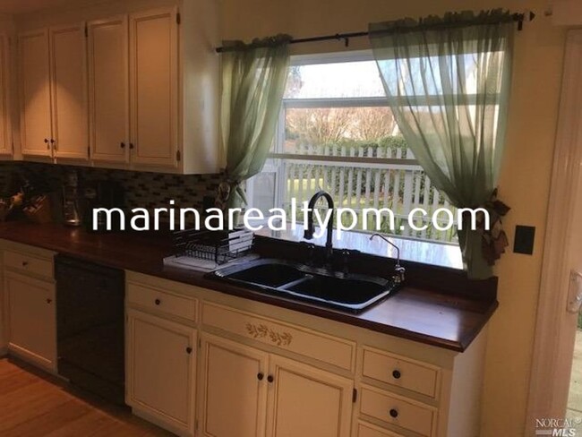 Building Photo - Gorgeous 3 bedroom 2.5 bath 2 story Townho...
