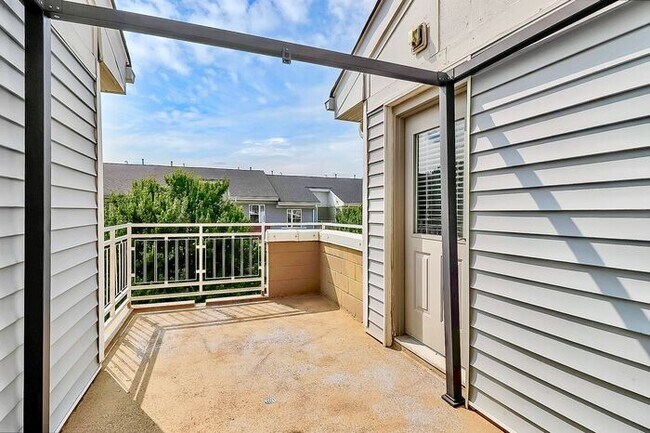 Building Photo - Spacious 2BD/2.5BA Condo in NODA!