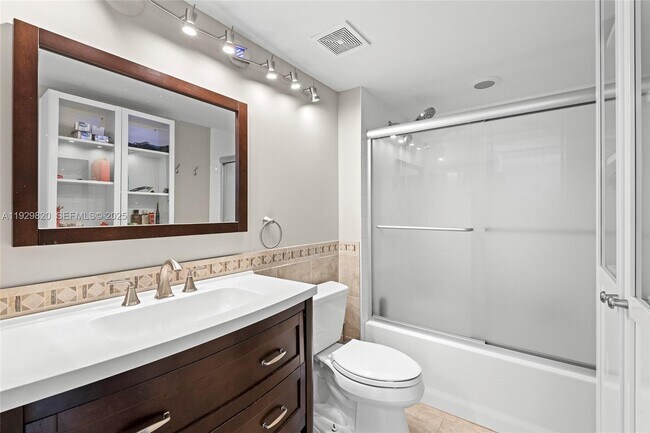 Building Photo - 1155 Brickell Bay Dr