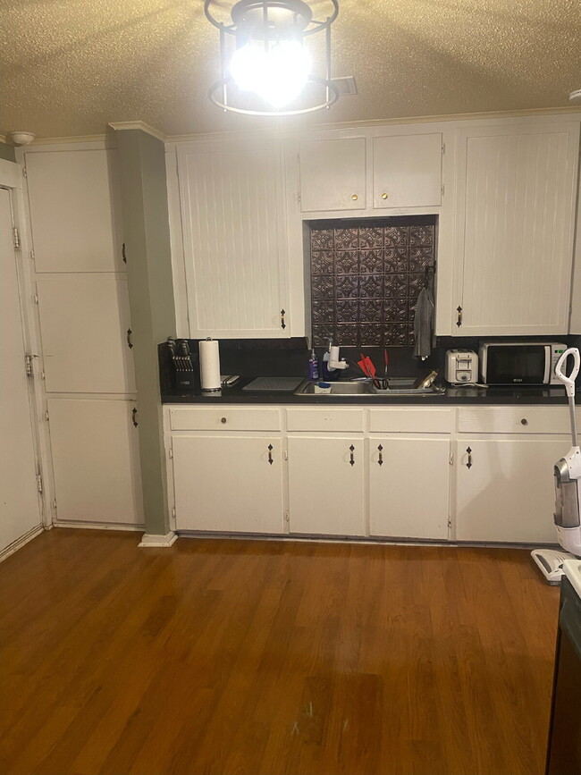 Building Photo - One bedroom home with great backyard!