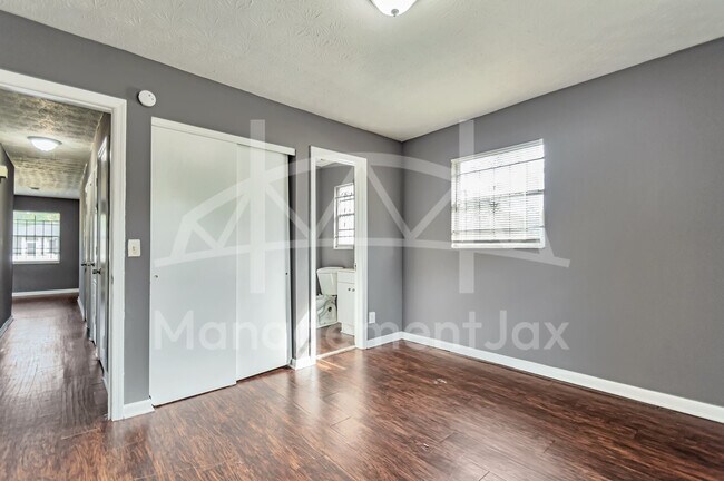 Building Photo - 1130 W 21st St