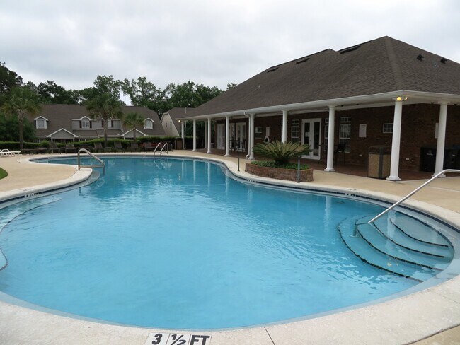 Building Photo - Large 3 bedroom town home with pool and gym for rent June 8, 2026 for $1650 per month