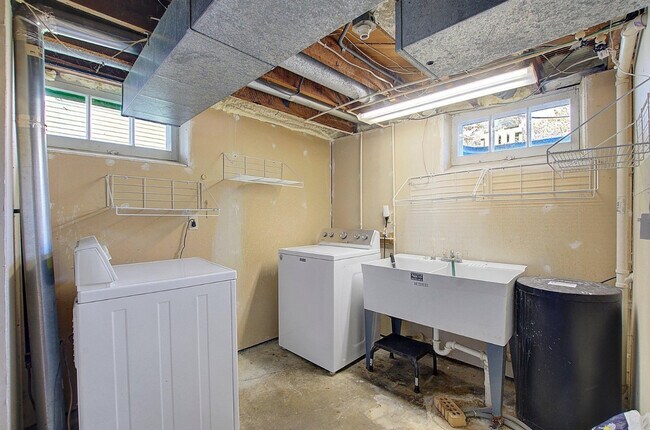 Building Photo - 2949 York Ave N