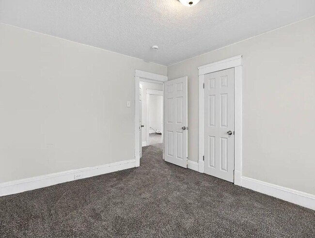 Building Photo - Spacious 5-bedroom, 2-bath single-family home