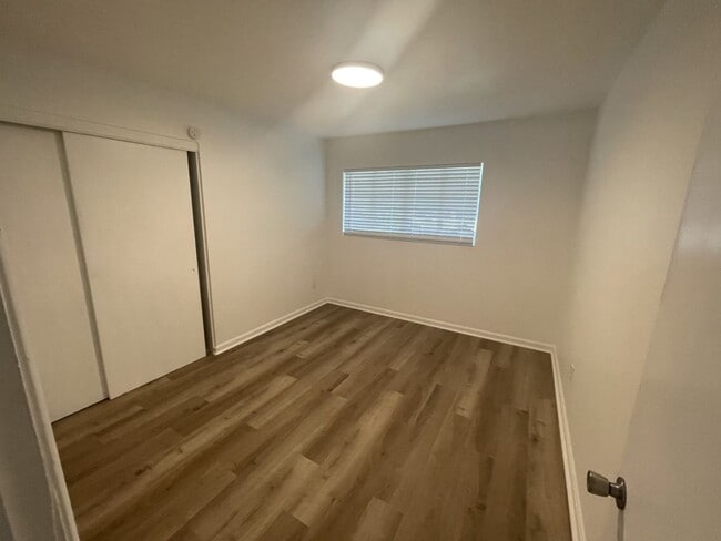 Building Photo - Close to Campus - Sub-Lease