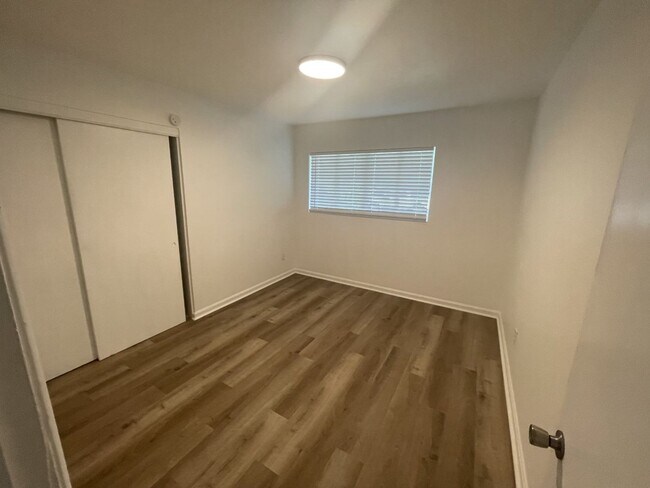 Building Photo - Close to Campus