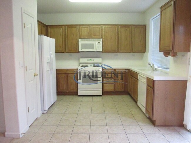 Building Photo - 4 bedroom, 3 bath house with approx. 2,183 sq. ft.