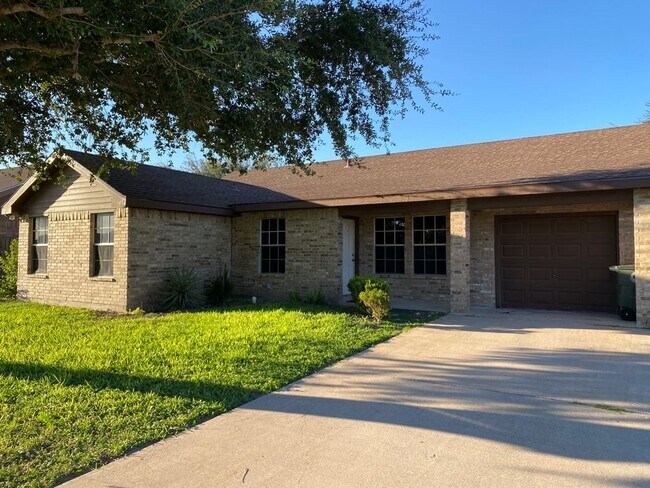 Building Photo - 811 E Stonegate Dr