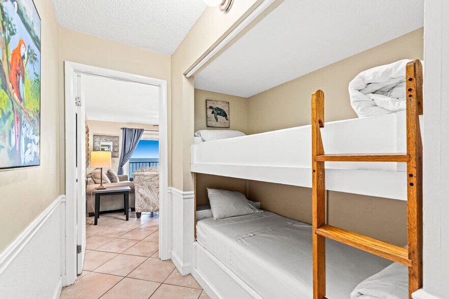 Building Photo - 8743 Thomas Dr