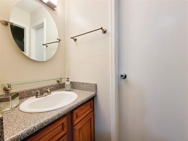 Building Photo - 3506 Cove View Blvd