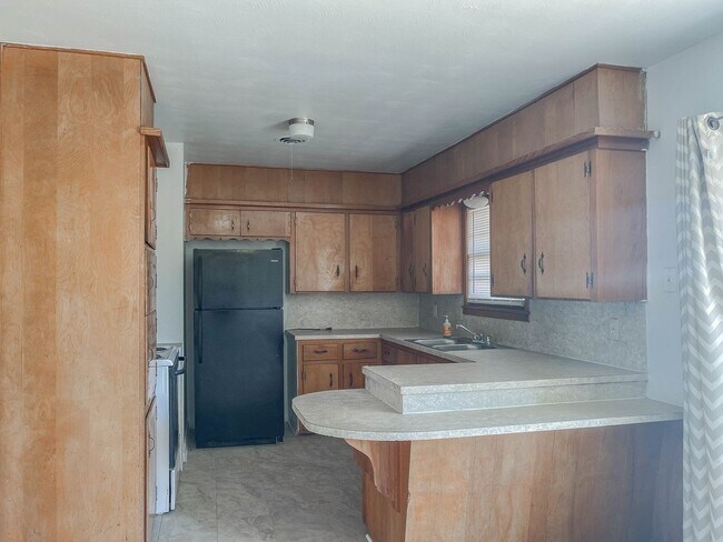 Building Photo - Pre-Leasing - 3 bed 2 bath