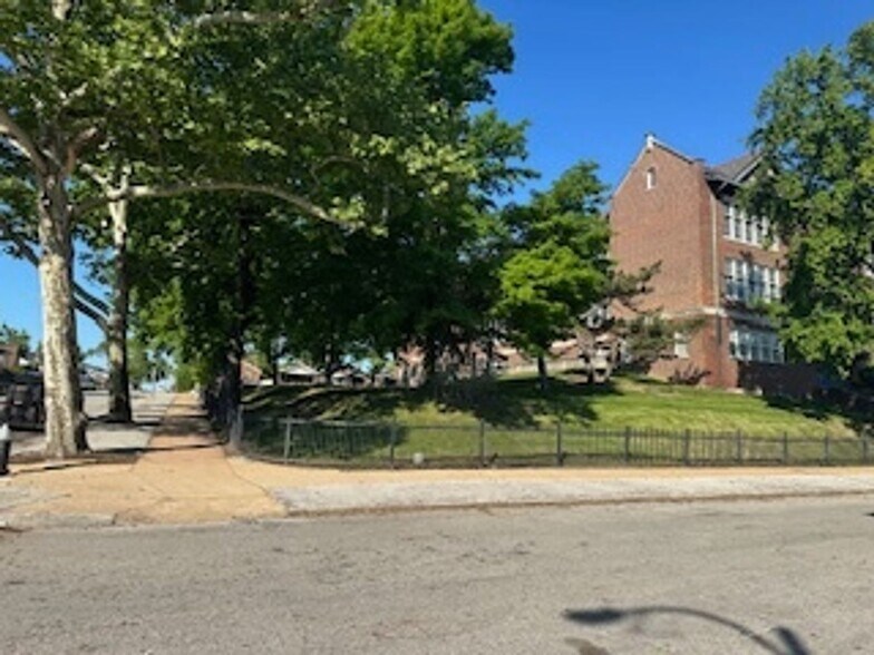 Building Photo - 5200 Von Phul St